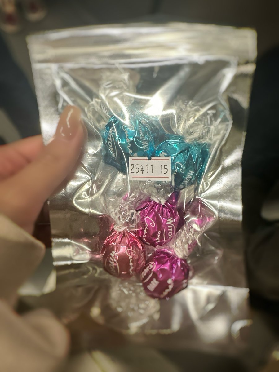 道で海外の女性に「すみません」って声かけられたから道に困ってたりするのかなって聞いたらホワイトボードに「私は𓏸𓏸人(忘れちゃった)です。学生で生活に困っていてお菓子を買ってくれませんか」って書いてあって１個500円だって言われて500円が小銭でなかったから1000円で2個買ったんだけどそしたらめっちゃ笑顔で「いい事ありますように！」って言ってくれた！

なんか分からなかったけど最近人からいい日だわとかいい事ありますようにって言って貰えること多くて少しHappyになった！