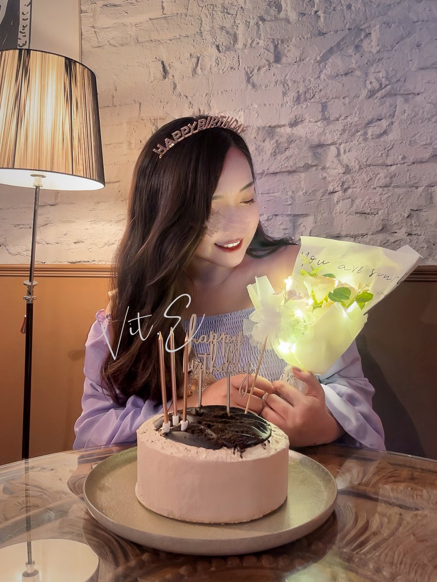 很久之前一篇跟前任有關的文
配著某一年情人節我抱著鮮花笑得燦爛的照片
底下有個讓我印象深刻的留言

『現在都不能笑得像以前一樣了』

/
比起被愛著時的恬靜豐盛
愛著他時的我熱烈如夏
是喧囂的蟬鳴、是炙熱的野火
我會像孩子一樣大哭
也會笑得恣意張揚

我會為了他親手寫的卡片落淚
也會為他自持涼薄的言語心碎
他的一舉一動都牽動我的所有情緒
我那麼快樂又那麼疲倦

我總擔心自己再也活不成那樣大盛大放的樣子

/
現在我成長為一個能自己買花給自己的女孩子
能自己追求快樂、感到安心、感受價值
並活得自在自得的女孩子

我不再覺得自己該是飛蛾撲火的模樣
緬懷那個奮不顧身的她
但也不再想要成為她

/
終於能好好和曾經的遺憾
還有我曾如此珍視的少年道別

我能繼續這樣燦爛的笑了
因為我由衷感到快樂
而這份快樂是我能自給自足的
願我們都能夠活得平靜富足