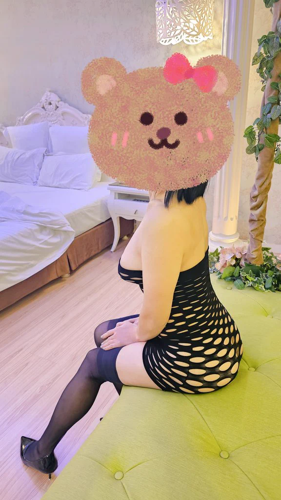 好久沒穿這件洞洞連身裙😅😅😅 https://t.co/d44BOj9S9B