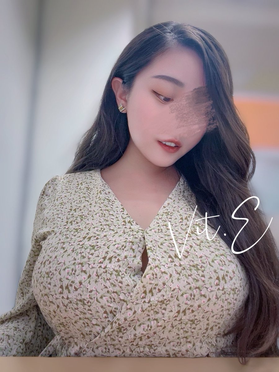 這是@_____cathy_____ 買給我跟璐娜仨人的姊妹裝
但我就記得她們穿起來明明不是長這個樣子…

我照鏡子也不是這個樣子( •᷄⌓•᷅ )
怎麼放在辦公桌上看起來快繃破了？？

#辦公室 

今年聖誕節連休兩天還沒有規劃
年紀越大越懶惰🫠 https://t.co/bakn4JMtRj