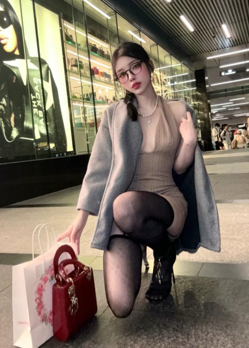 大街上怎么都穿羽绒服了，我全身算上丝袜才穿了三件衣服。😂 https://t.co/ZukZOhzoMo