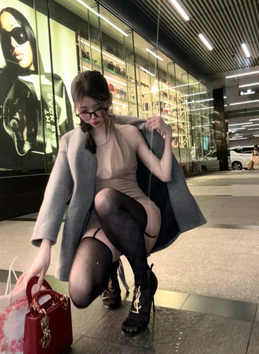 大街上怎么都穿羽绒服了，我全身算上丝袜才穿了三件衣服。😂 https://t.co/ZukZOhzoMo