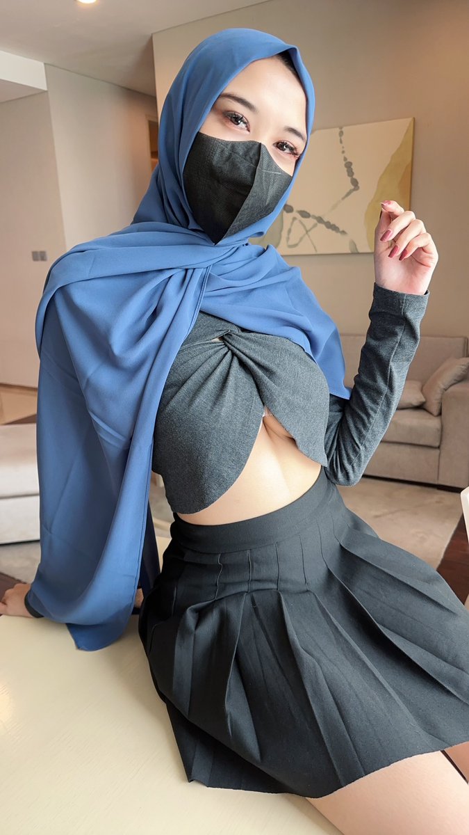 you find me alone in my house what do you do? 🥰 https://t.co/JFWMKJoN7j