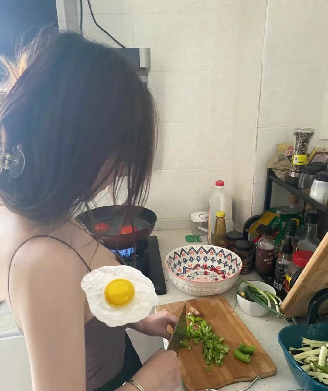 地区北京：舞蹈生“小娇妻”—一夏宝，166/42kg/A/37码，极致的腰臀比，身体纤柔，可解锁各种高难度动作。骨感美脚诱惑，喜欢各种qqny，通体雪白水润，赶上饭点还可能解锁美厨娘play，温柔女友感拉满。已入驻，线下约会私信@wanshiwu88 https://t.co/g2ghkuJeb9
