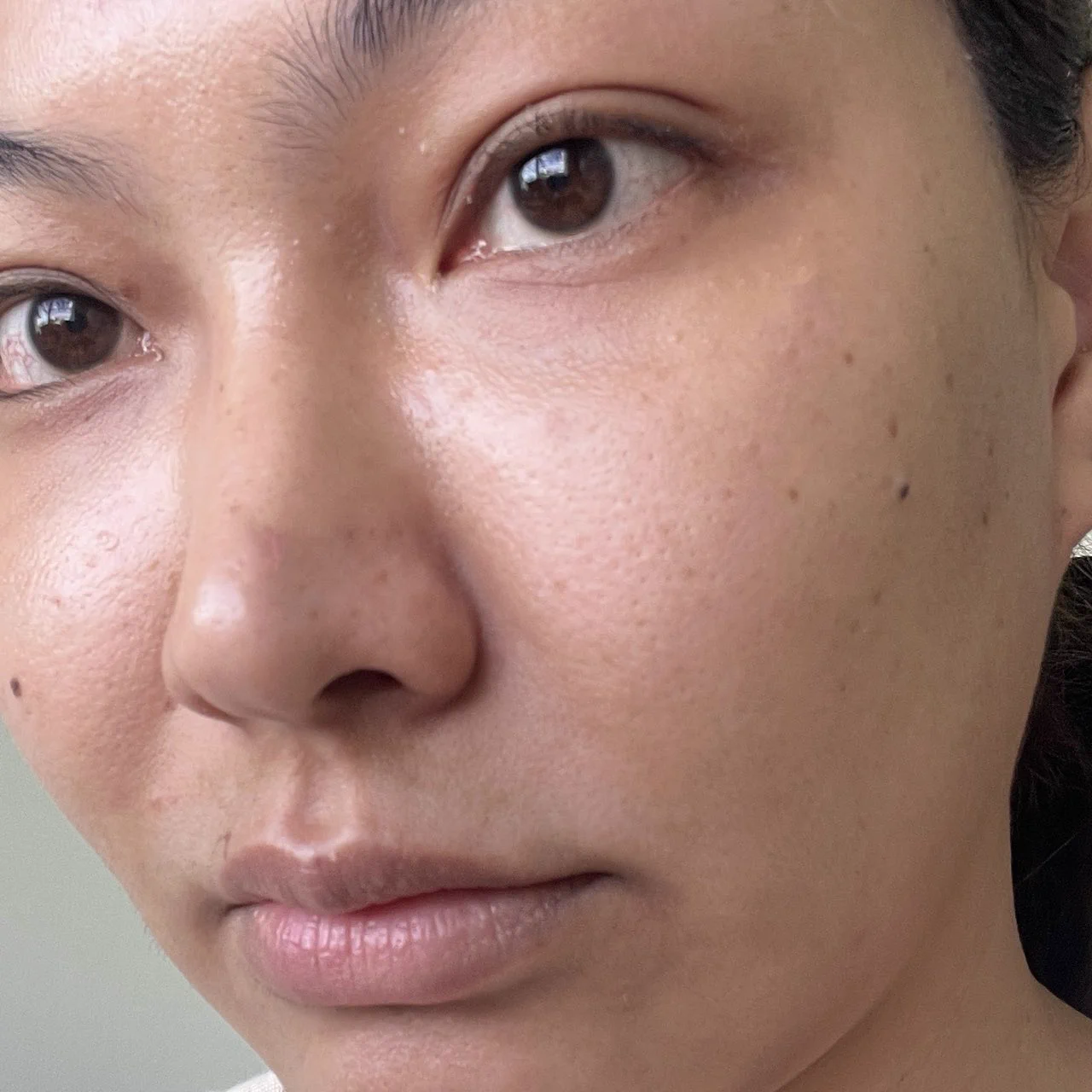 La Roche-Posay ไม่มาเล่นๆฮะ ก่อนออกงานที่ต้องใช้หน้าคือคุณสิวจะมารู้เวลาตลอด บิวได้ Effaclar Duo+M สูตรใหม่มาลองพอดี ใช้ก่อนนอน 8 ชั่วโมง ตื่นมาสิวก็เริ่มแห้งละฮับ คือเค้ารีเสิร์ชมาแล้วว่าการเสียสมดุลของแบคทีเรีย C.Acnes( 1A1) ซึ่งเป็นตัวก่อให้เกิดสิว ตัวนี้มี Phylobioma ช่วยจัดเรื่องสิว ปรับสมดุลแบคทีเรียบนผิว ลดความมันส่วนเกิน เนื้อสัมผัสดี ซึมไว ใช้แล้วสิวดูจางลง ผิวเรียบเนียนขึ้น สูตรนี้รอยแดงยุบไวกว่าสูตรเดิมด้วย แนะนำงับ หาซื้อได้ตาม WATSONS, BOOTS, EVEANDBOY, BEAUTRIUM, LAZADA, SHOPEE, KONVY, CENTRAL ONLINE เลยค่ะ#LaRochePosayTH