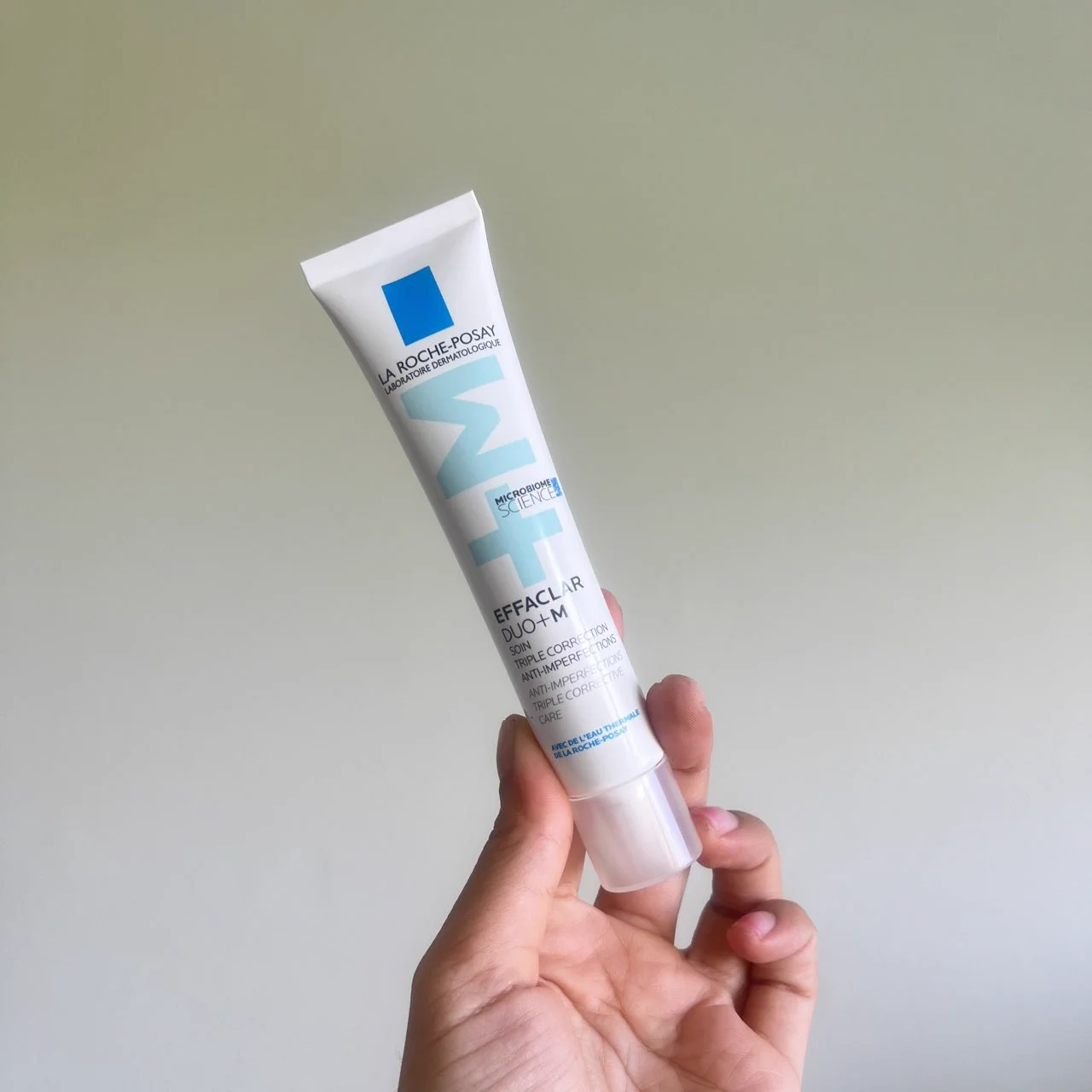 La Roche-Posay ไม่มาเล่นๆฮะ ก่อนออกงานที่ต้องใช้หน้าคือคุณสิวจะมารู้เวลาตลอด บิวได้ Effaclar Duo+M สูตรใหม่มาลองพอดี ใช้ก่อนนอน 8 ชั่วโมง ตื่นมาสิวก็เริ่มแห้งละฮับ คือเค้ารีเสิร์ชมาแล้วว่าการเสียสมดุลของแบคทีเรีย C.Acnes( 1A1) ซึ่งเป็นตัวก่อให้เกิดสิว ตัวนี้มี Phylobioma ช่วยจัดเรื่องสิว ปรับสมดุลแบคทีเรียบนผิว ลดความมันส่วนเกิน เนื้อสัมผัสดี ซึมไว ใช้แล้วสิวดูจางลง ผิวเรียบเนียนขึ้น สูตรนี้รอยแดงยุบไวกว่าสูตรเดิมด้วย แนะนำงับ หาซื้อได้ตาม WATSONS, BOOTS, EVEANDBOY, BEAUTRIUM, LAZADA, SHOPEE, KONVY, CENTRAL ONLINE เลยค่ะ#LaRochePosayTH
