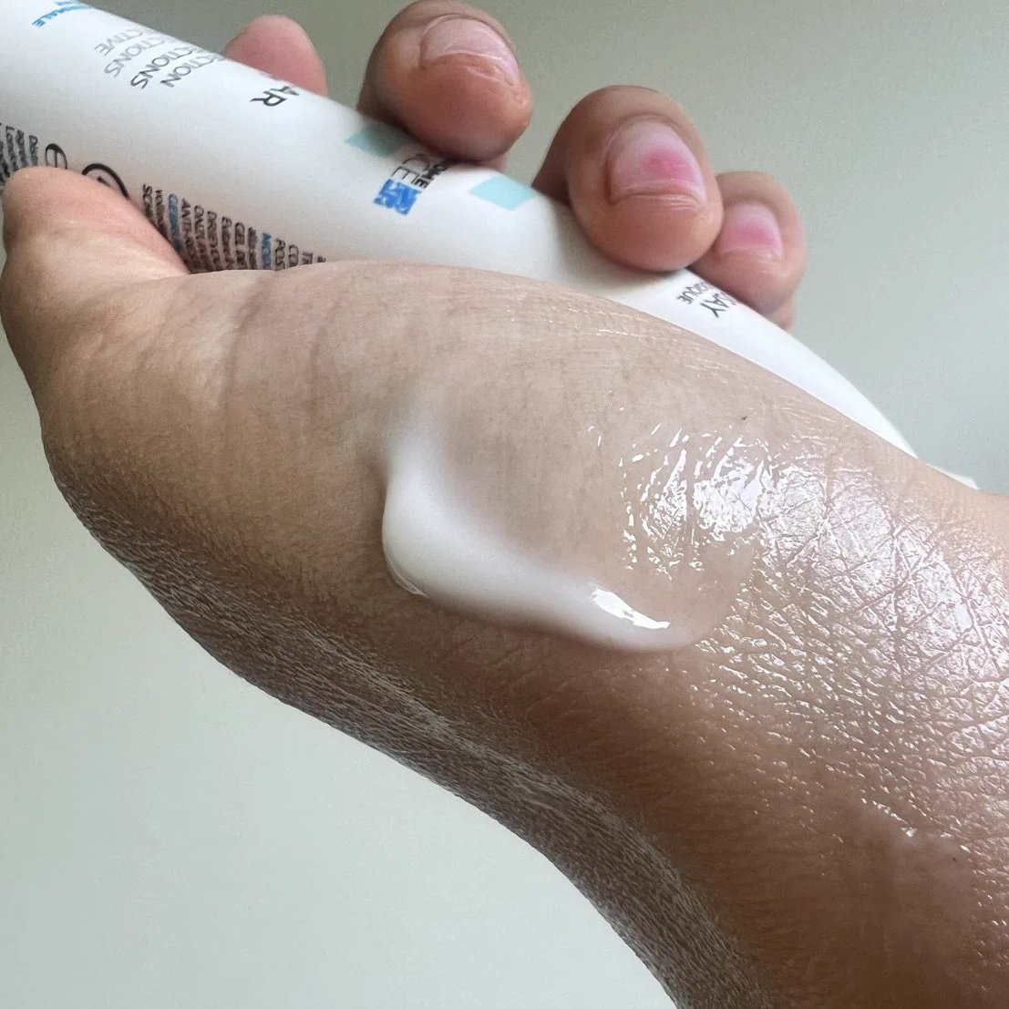 La Roche-Posay ไม่มาเล่นๆฮะ ก่อนออกงานที่ต้องใช้หน้าคือคุณสิวจะมารู้เวลาตลอด บิวได้ Effaclar Duo+M สูตรใหม่มาลองพอดี ใช้ก่อนนอน 8 ชั่วโมง ตื่นมาสิวก็เริ่มแห้งละฮับ คือเค้ารีเสิร์ชมาแล้วว่าการเสียสมดุลของแบคทีเรีย C.Acnes( 1A1) ซึ่งเป็นตัวก่อให้เกิดสิว ตัวนี้มี Phylobioma ช่วยจัดเรื่องสิว ปรับสมดุลแบคทีเรียบนผิว ลดความมันส่วนเกิน เนื้อสัมผัสดี ซึมไว ใช้แล้วสิวดูจางลง ผิวเรียบเนียนขึ้น สูตรนี้รอยแดงยุบไวกว่าสูตรเดิมด้วย แนะนำงับ หาซื้อได้ตาม WATSONS, BOOTS, EVEANDBOY, BEAUTRIUM, LAZADA, SHOPEE, KONVY, CENTRAL ONLINE เลยค่ะ#LaRochePosayTH