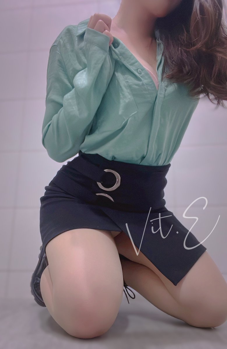 快樂週末來點舊照來湊✨

這張私心真的超愛💚
鎖骨、腰身、跪姿、大腿肉
若隱若現的小褲褲\(//∇//)\

#辦公室 

晚上要不要再多來點快樂呢(✽´ཫ`✽) https://t.co/tR3QVFtSGA