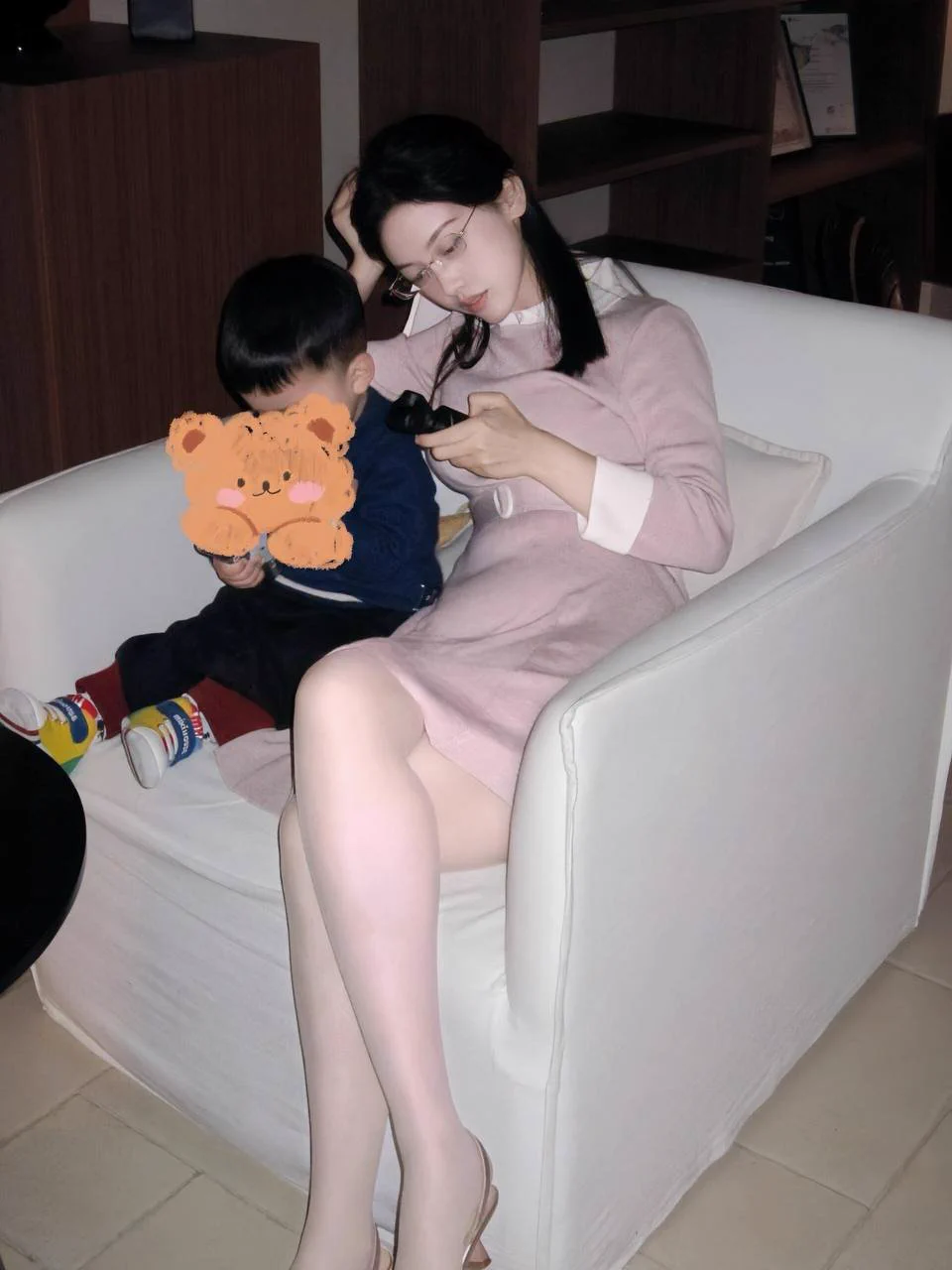 又是被小捣蛋鬼支配的一天…但是作为女人就是要自己寻找快乐，比如喜欢的美美的出门～今天还是挺多看会看我的，心情不错～这种亮亮的丝袜，还有比较显胸的裙子，大家应该都挺喜欢的吧～ https://t.co/7SglrZrRP1