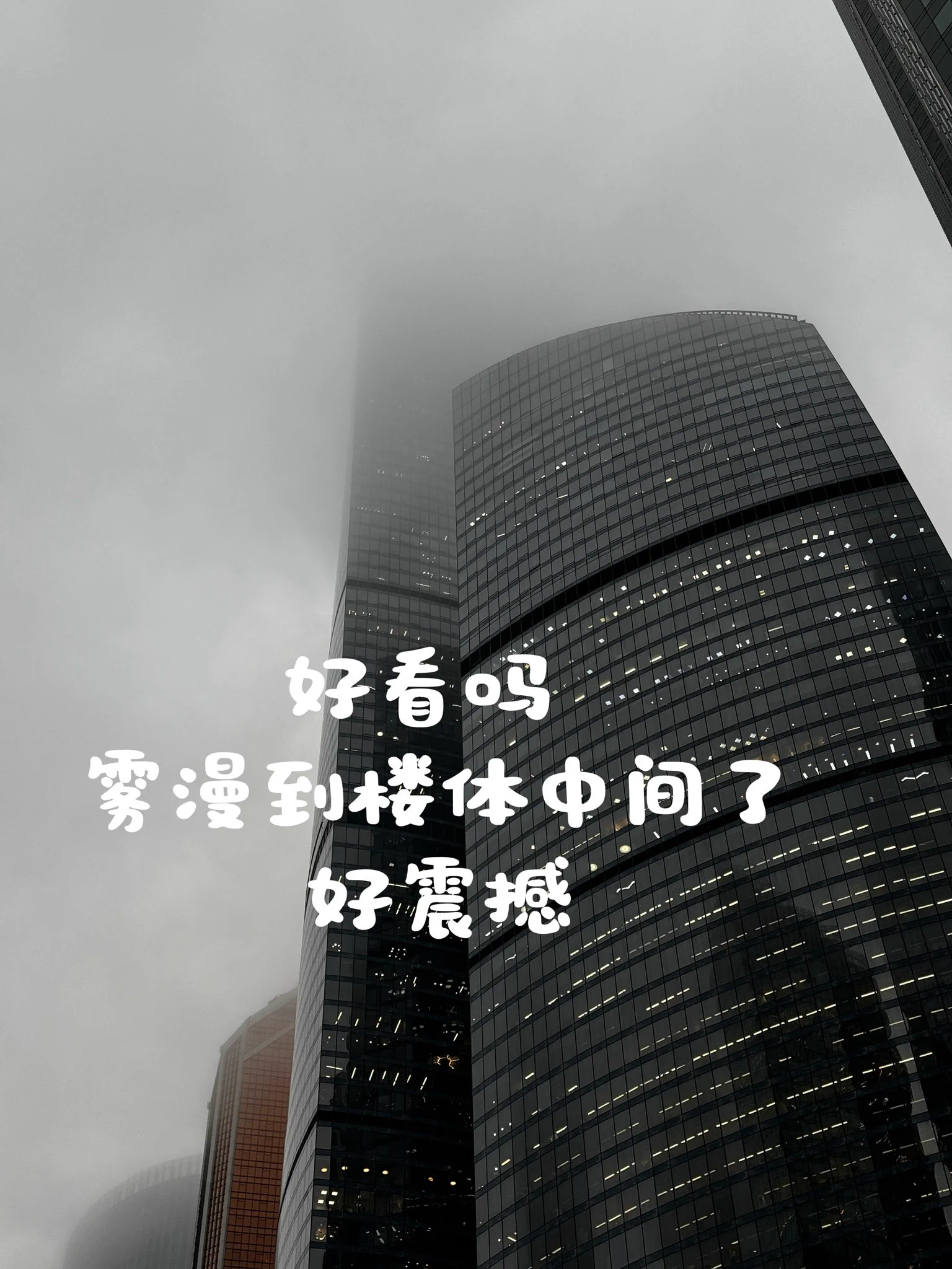 莫斯科plogo(｀ω´ )o金主大人不情不愿地被我拉去喝酒啦吃完日料在街上溜达进去了没有英文菜单 直接用翻译器让小姐姐推荐的hhh真的很适合女孩子的两杯子 https://t.co/ErkE6m5qyr