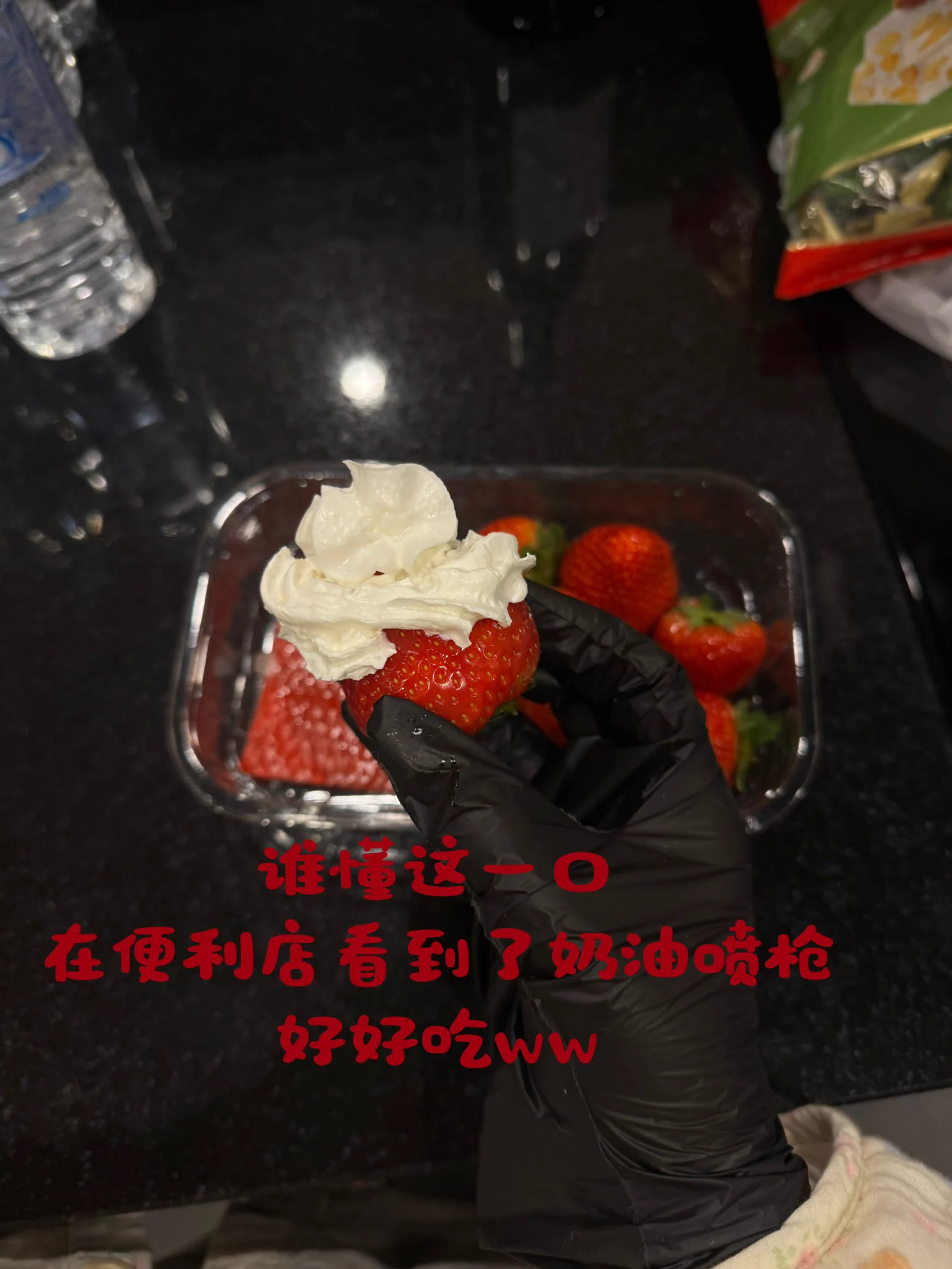 莫斯科plogo(｀ω´ )o金主大人不情不愿地被我拉去喝酒啦吃完日料在街上溜达进去了没有英文菜单 直接用翻译器让小姐姐推荐的hhh真的很适合女孩子的两杯子 https://t.co/ErkE6m5qyr