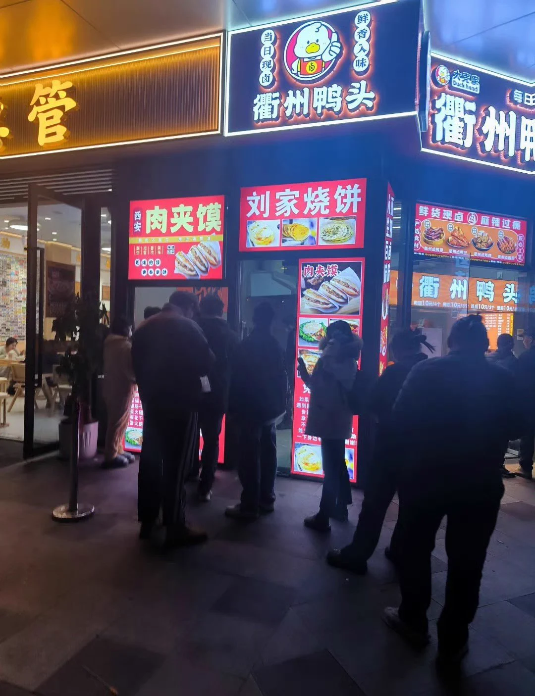 妈的，周末出来吃个饭到处都是排队的，经济真的要崩溃了是吧！！！我到现在还没吃上，你妹啊！！！！！！！！ https://t.co/vl1XOoRQX4