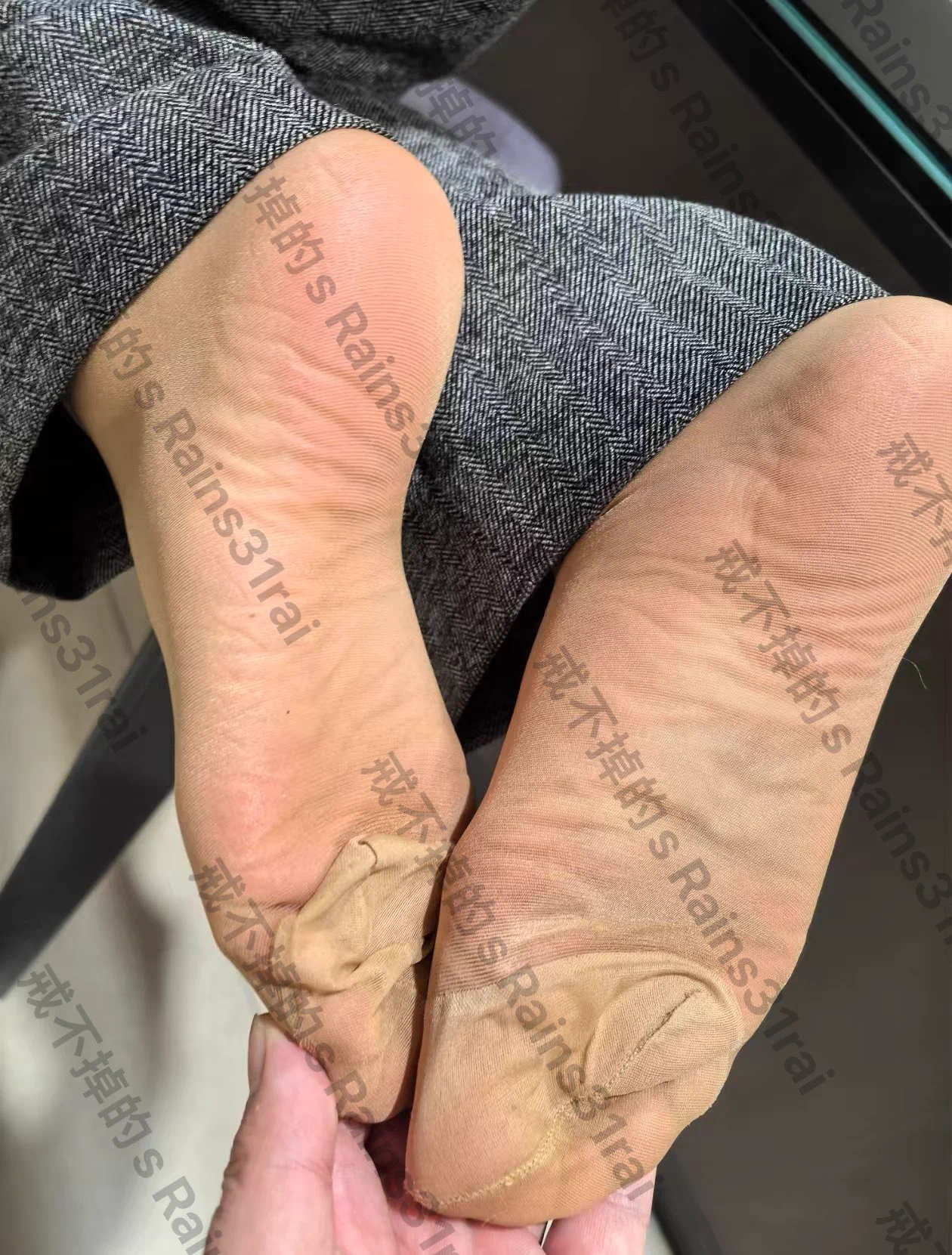 #专柜收丝 天冷了，袜主们开始厚皮鞋里穿丝了，这j8套子穿的，出的汗把袜底都穿湿了，脚尖处吸收了精华，闻一下直接上头！这种的量不多，需要的联系，有比较清淡的短肉丝过两天发出视频。 https://t.co/Br2OOiAnjJ