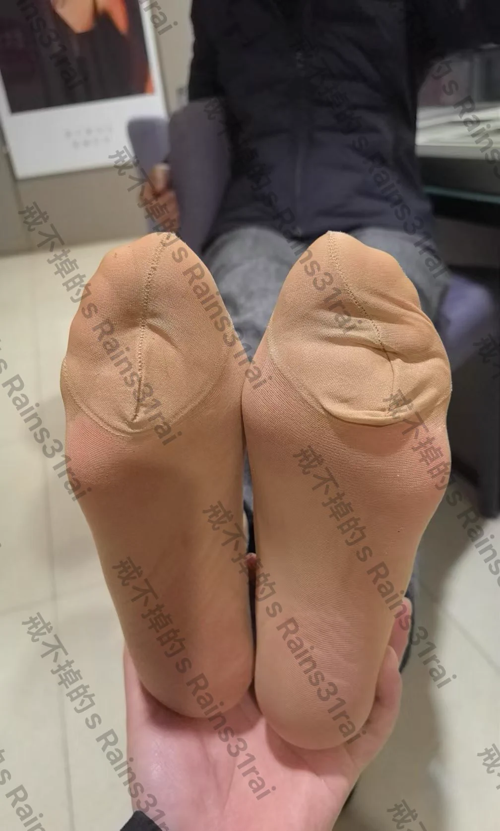 #专柜收丝 天冷了，袜主们开始厚皮鞋里穿丝了，这j8套子穿的，出的汗把袜底都穿湿了，脚尖处吸收了精华，闻一下直接上头！这种的量不多，需要的联系，有比较清淡的短肉丝过两天发出视频。 https://t.co/Br2OOiAnjJ