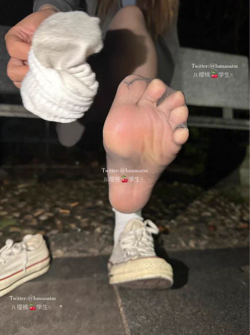 脚汗大多，白棉袜都穿黑了，尤其里面包裹着的超薄黑丝更是湿透了，酸臭无比关注➕点赞➕转发抽一个送部分照片)@RLWJ_kuking @JWCJ_kuxs https://t.co/VnXSup3r23