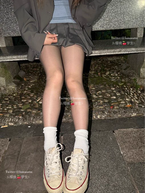 脚汗大多，白棉袜都穿黑了，尤其里面包裹着的超薄黑丝更是湿透了，酸臭无比关注➕点赞➕转发抽一个送部分照片)@RLWJ_kuking @JWCJ_kuxs https://t.co/VnXSup3r23