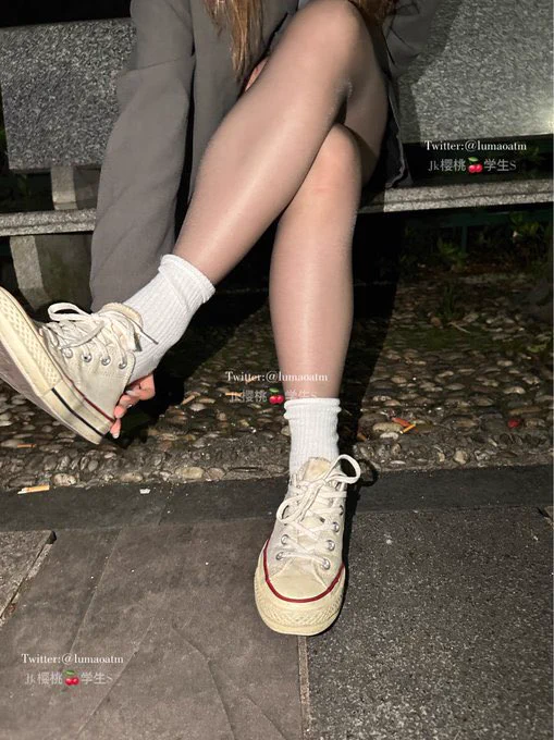 脚汗大多，白棉袜都穿黑了，尤其里面包裹着的超薄黑丝更是湿透了，酸臭无比关注➕点赞➕转发抽一个送部分照片)@RLWJ_kuking @JWCJ_kuxs https://t.co/VnXSup3r23