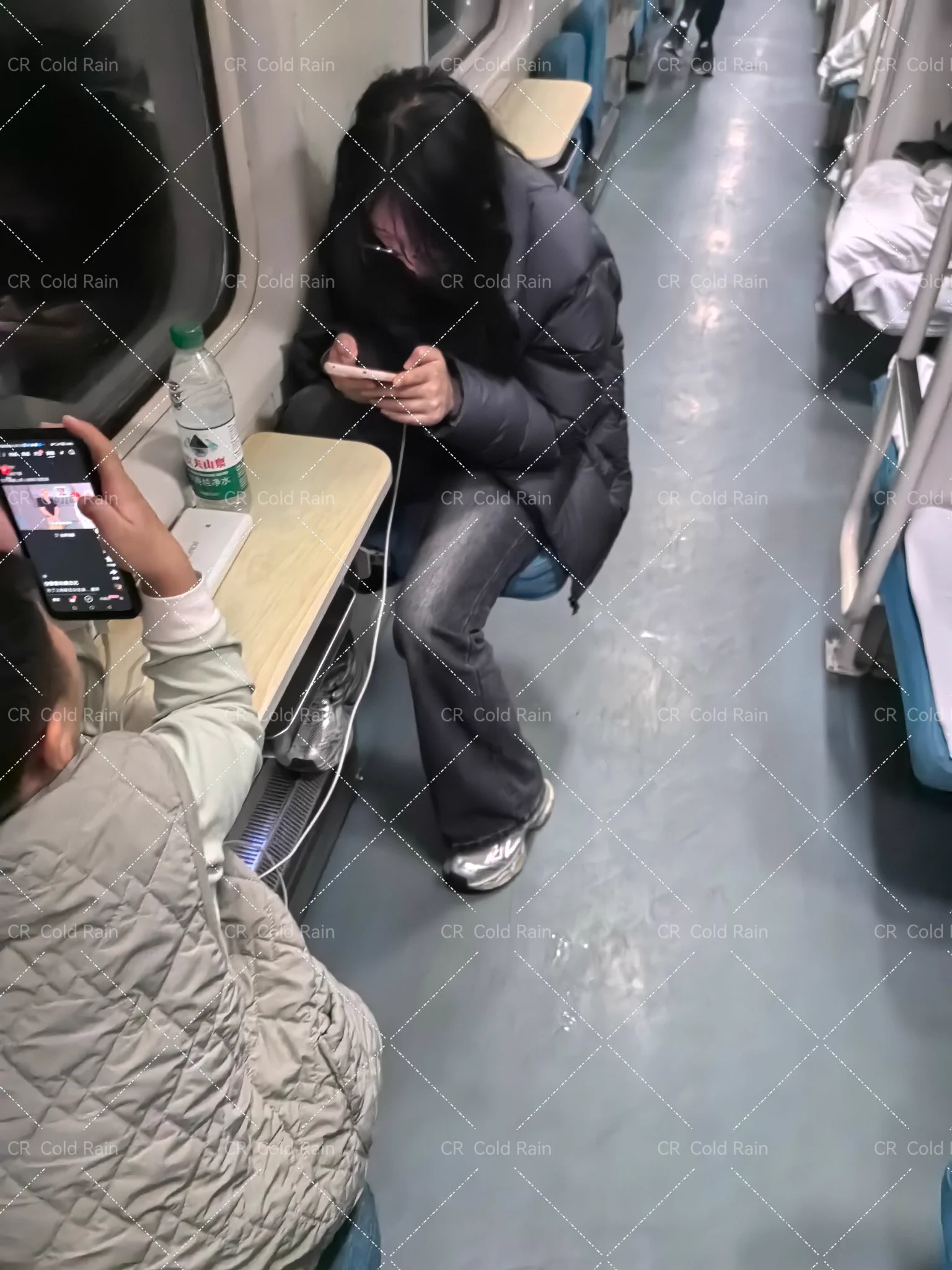 又遇到脱袜子的小妹妹了，36码小脚真想好好把玩一番。但是没办法只能用你的袜子和鞋泄愤了，一只套在🐔上一只塞到嘴里，下面一边狂插你的鞋子嘴里一边嚼你的袜子，要把你所有的味道深深印在我的脑子里，最后喷射在鞋子里不清理就放回去，踩着我的JY回家吧 #火车 #卧铺 #射鞋 #玩鞋 #打胶 #鞋交 #运动鞋 https://t.co/sCeBWX9q9u