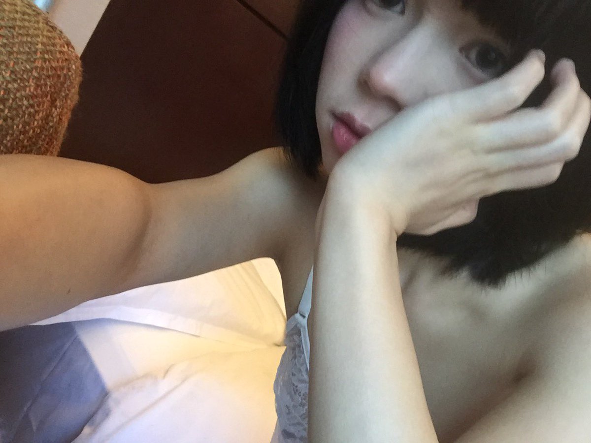 好想做爱~
虽然我想和你睡在一起，确实是想摸摸你占你便宜，但是我们更想在你做噩梦的时候，我能在你身边紧紧地抱着你
#反差 #淫荡 #学生妹 https://t.co/fej8XUukIp