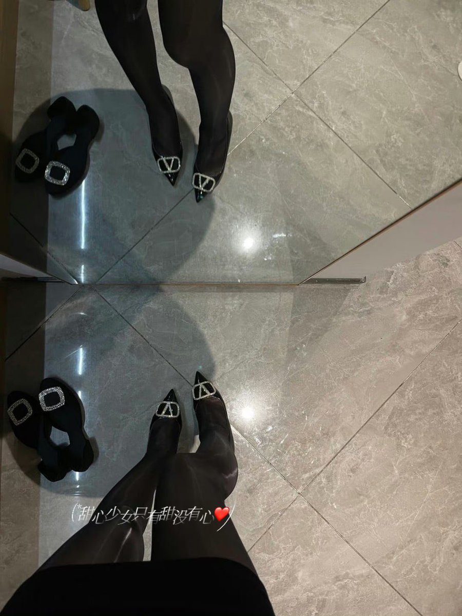 年底了，把鞋柜里的鞋清点了一下，好些买来就穿过一两次就忘记有这鞋了🥲。明年搬家，准备继续挂闲鱼，看着这些几乎全新的鞋，感觉自己太败家了😔 https://t.co/s8LB7WFjdF