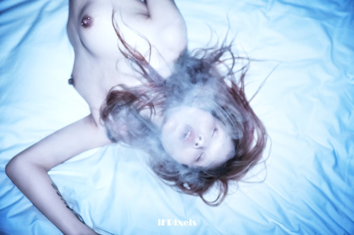 经历了自作主张的一番暴力调色什么的……拍裸照一定要抽烟。
📷@iFPixels 
Cc.@Fengsiyuan @Longshow520 @wqganenshi_ @jiumc86 https://t.co/n2nw8bknfL