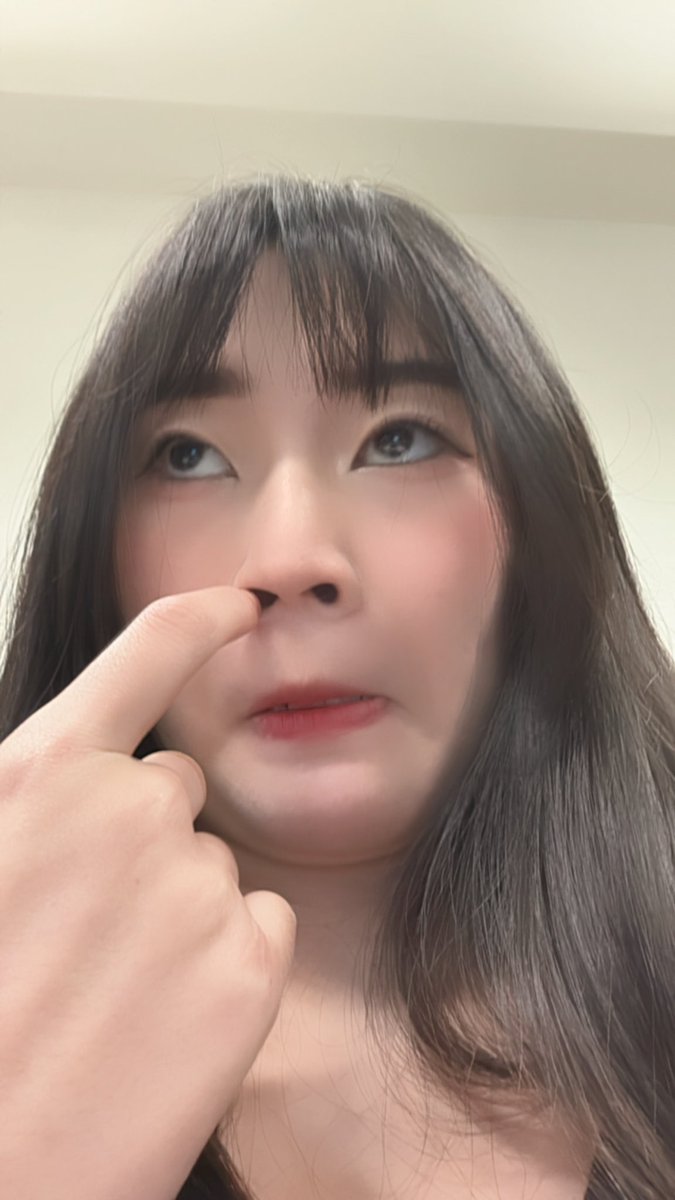 難得上課化妝但不能蹭鼻子只能這樣摳 https://t.co/Ww5H8cOLsD