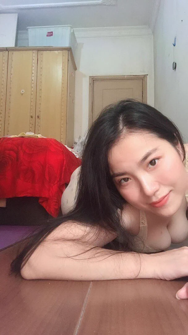 逗比姐姐来了。今天带学生看老电影地道战很有感触，抱着两个地雷准备加入战斗！有没有战友帮我拿一下哈哈～ https://t.co/RuRd3H9L83