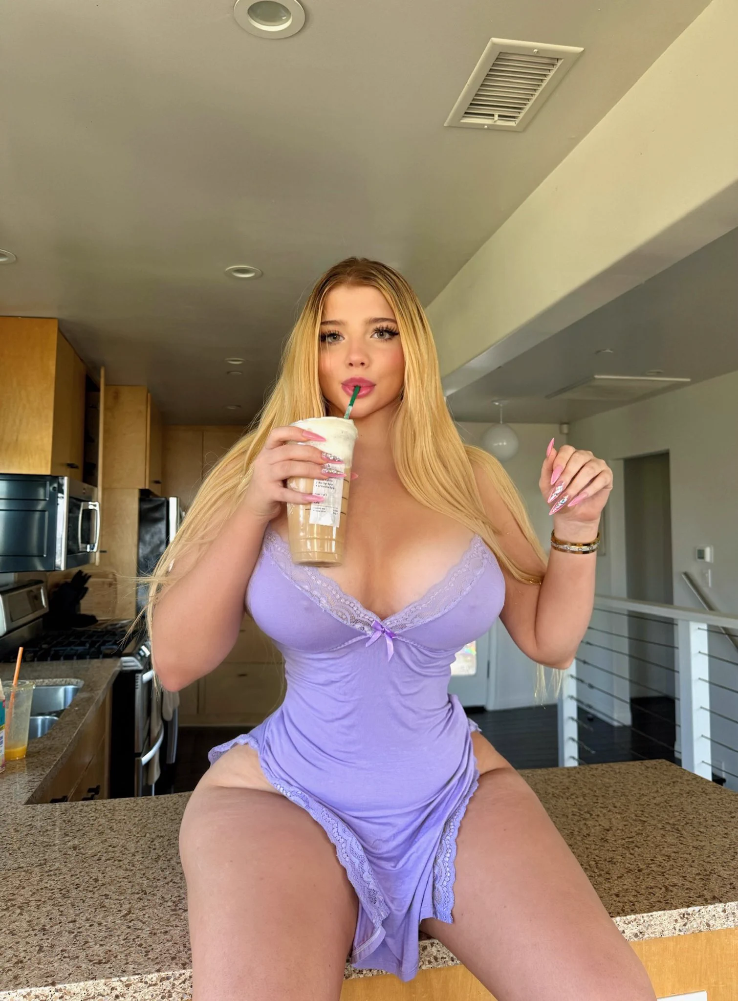 @kirawontmiss shes my cousin lol shes just been mad at me since she found my FREE OF 😫 https://t.co/81THbLffvV