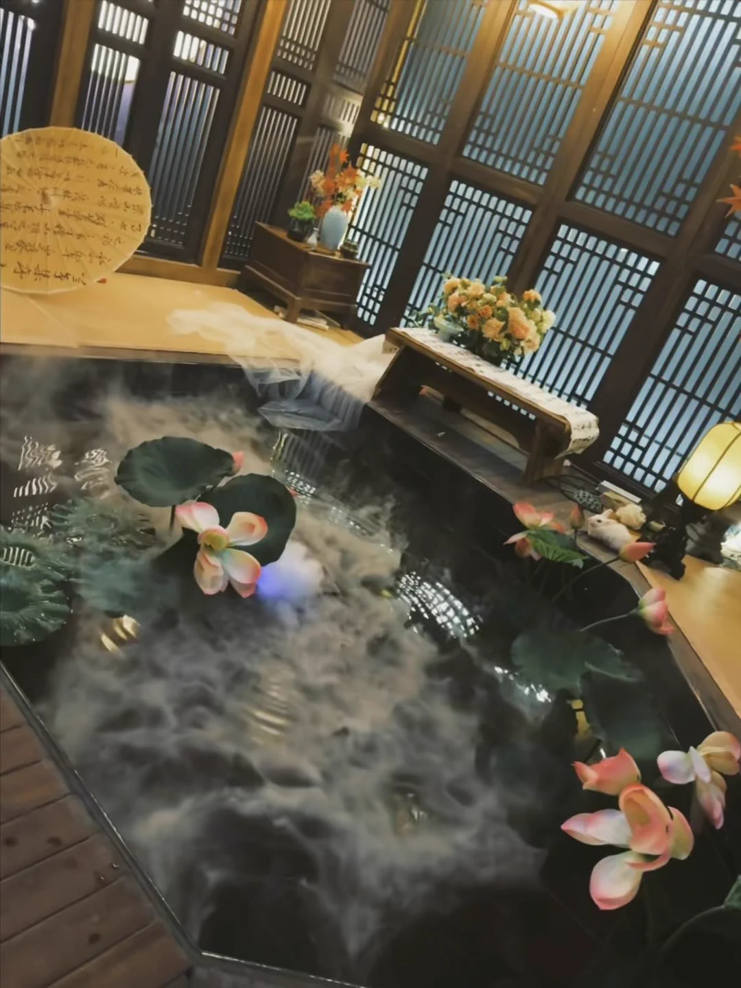 这汗如雨下的拍摄，场地大大很良心，外面零下的温度水池也是热热的，但也真的是让我的摄影师化妆师汗流浃背了，剧透下蛇年的妆造 https://t.co/tghrjUEz9I