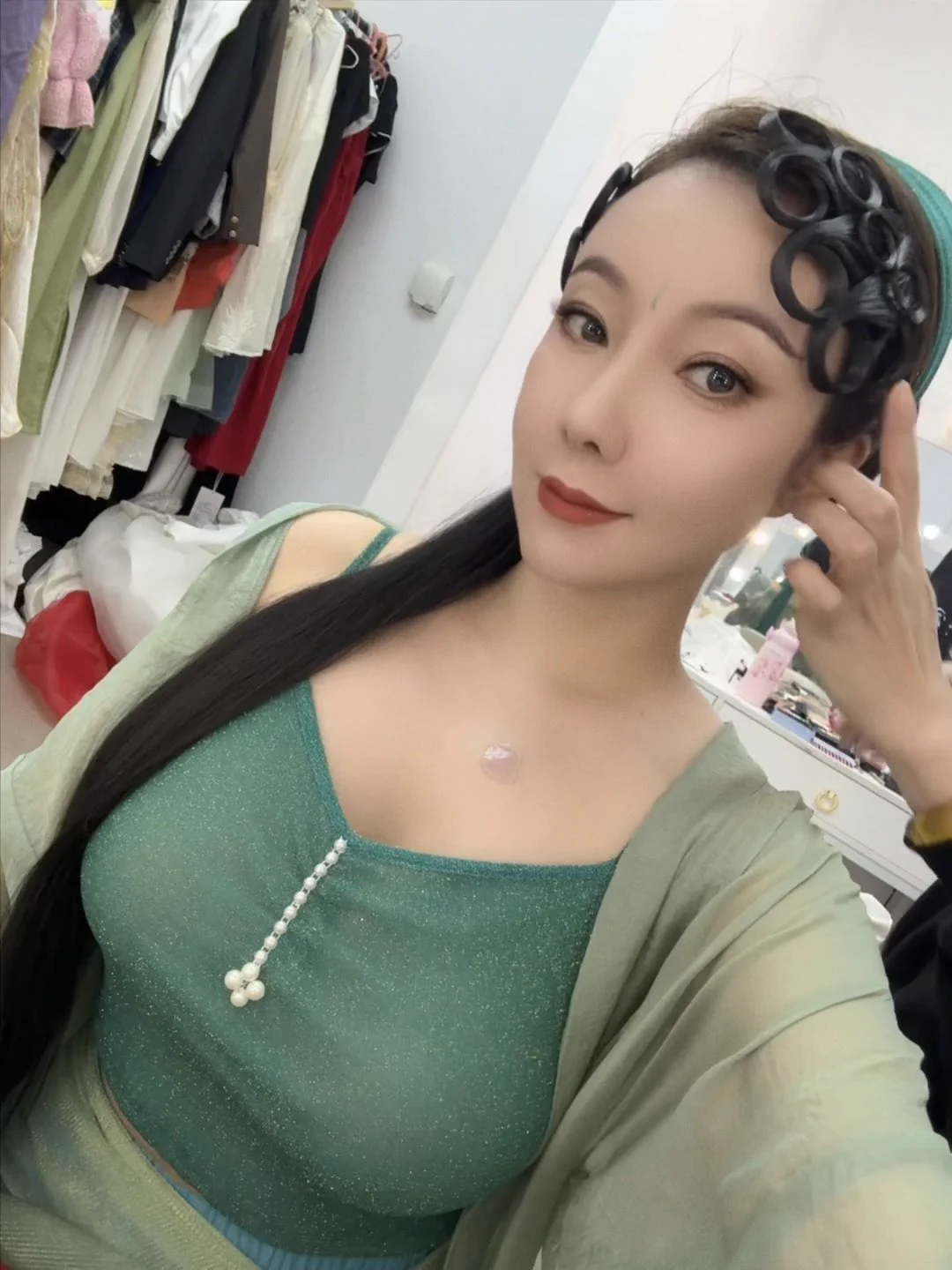 这汗如雨下的拍摄，场地大大很良心，外面零下的温度水池也是热热的，但也真的是让我的摄影师化妆师汗流浃背了，剧透下蛇年的妆造 https://t.co/tghrjUEz9I