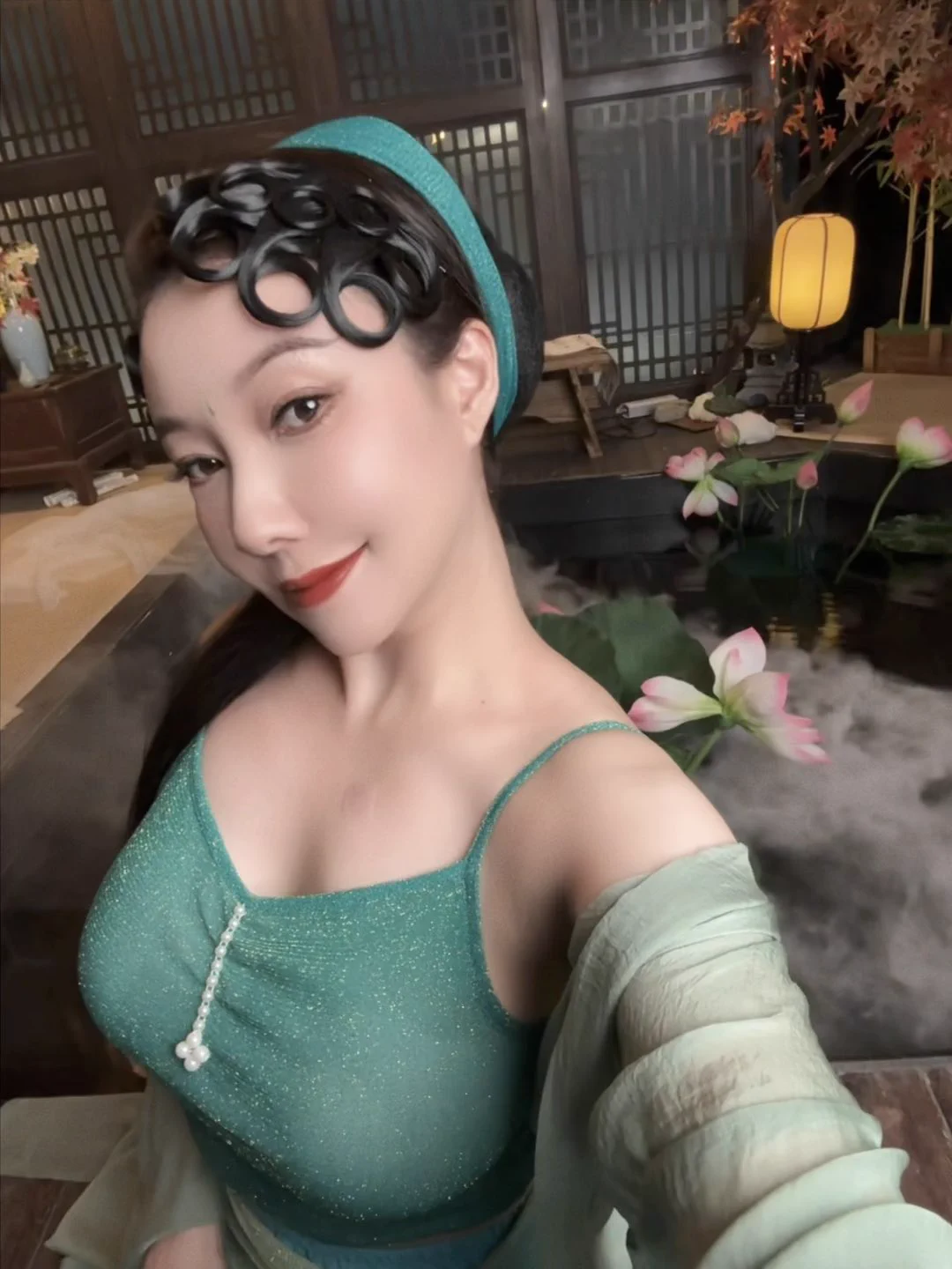 这汗如雨下的拍摄，场地大大很良心，外面零下的温度水池也是热热的，但也真的是让我的摄影师化妆师汗流浃背了，剧透下蛇年的妆造 https://t.co/tghrjUEz9I