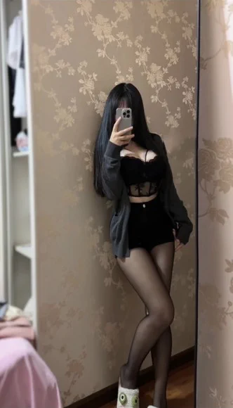 今天穿這樣在阿嗯家 陪阿嗯去大叔家借東西 被鄰居大叔盯着看 眼神都拉絲了 是很好看嗎 https://t.co/9e7ecENDM0