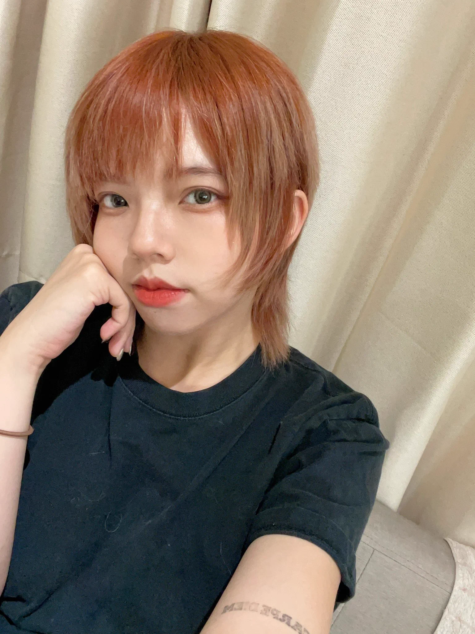 因為漂髮的關係，下半部頭髮都死了決定剪掉重新留長髮看鏡子感覺自己可以交一個女朋友(◐‿◑)⋯❤️這種髮型不化妝沒有辦法駕馭，是我人生中第一個駕馭不太來的髮型⋯⋯⋯ https://t.co/Xn5pOED1Un