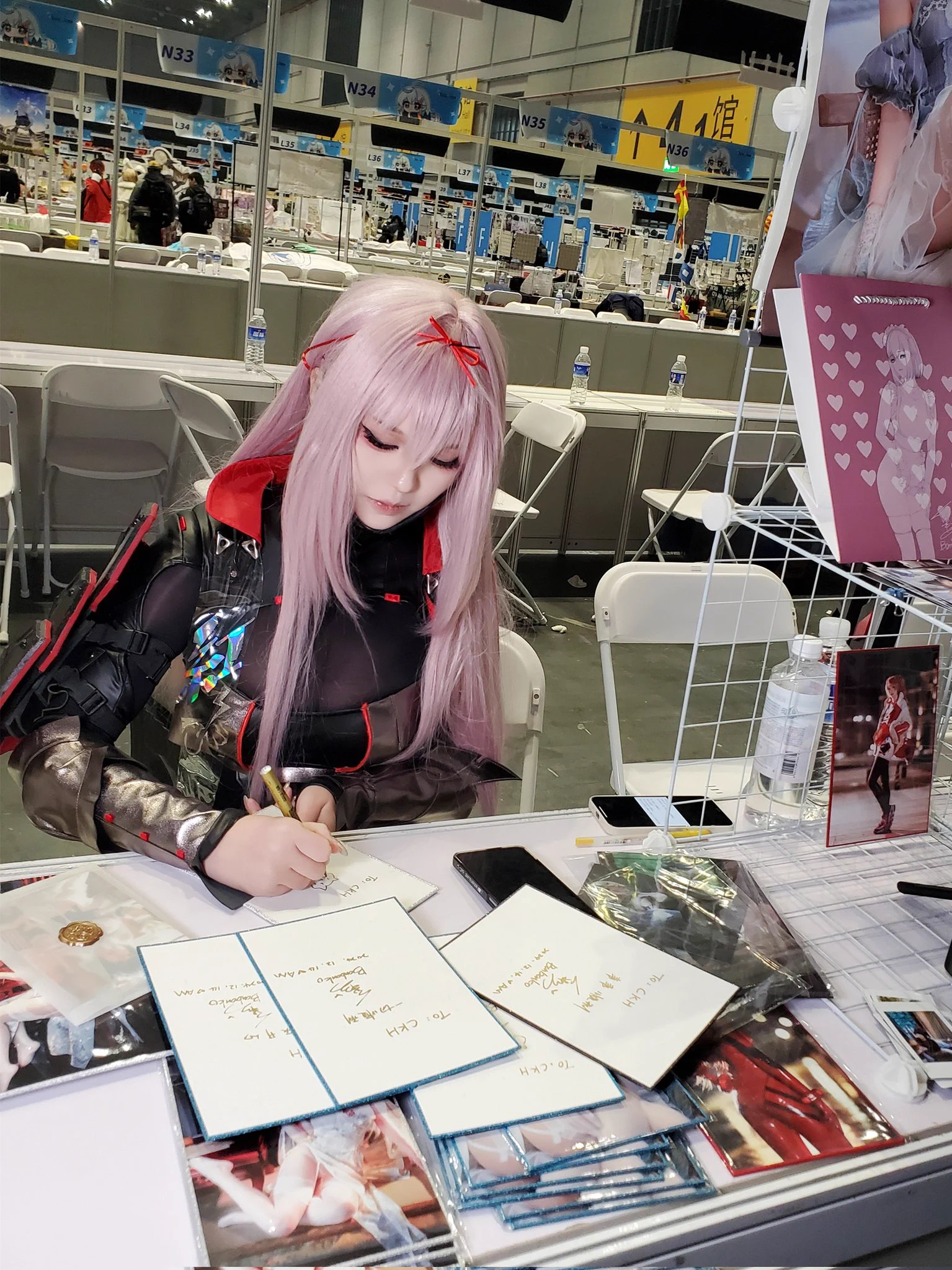 今天好多人啊！大家都辛苦等了好久🥰陪我到结束太感谢了！大家明天见❤#animemarket https://t.co/y1amn6gMN9