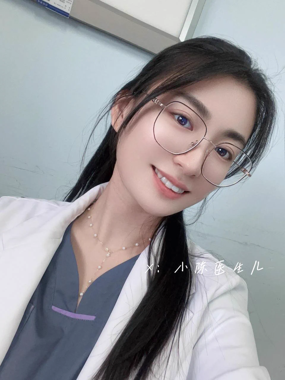 今天忍不住了，和同事在更衣室里做了一次。 他追了我挺久的，但我一直不想谈恋爱，今天勉为其难的和他做一次吧…确实…挺刺激的… 外面一直有人走来走去，我在里面脱的精光，都不敢叫太大声… 下次想找个陌生的粉丝来医院亲热了，应该会更刺激～铁粉可以来报名，我很宠粉的～ https://t.co/JnHBcV9uG9