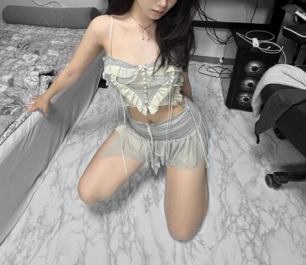 极品白虎一线天小萝莉被大叔按住疯狂后入抽插爆操，很配合屁股撅的非常高，插的太深妹妹呻吟娇喘的都爽翻了投稿💌：@SexytoBaby@SexytoLady@SexytoDoll@SexytoGirl https://t.co/ev18VDNDhU