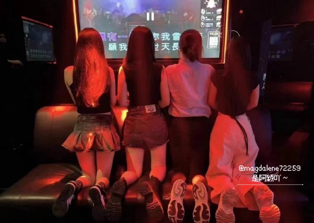 淫趴前的放纵，猜一下呆会几男几女？私信回我，答对发活动照噢～ https://t.co/p0k1wCZKBk