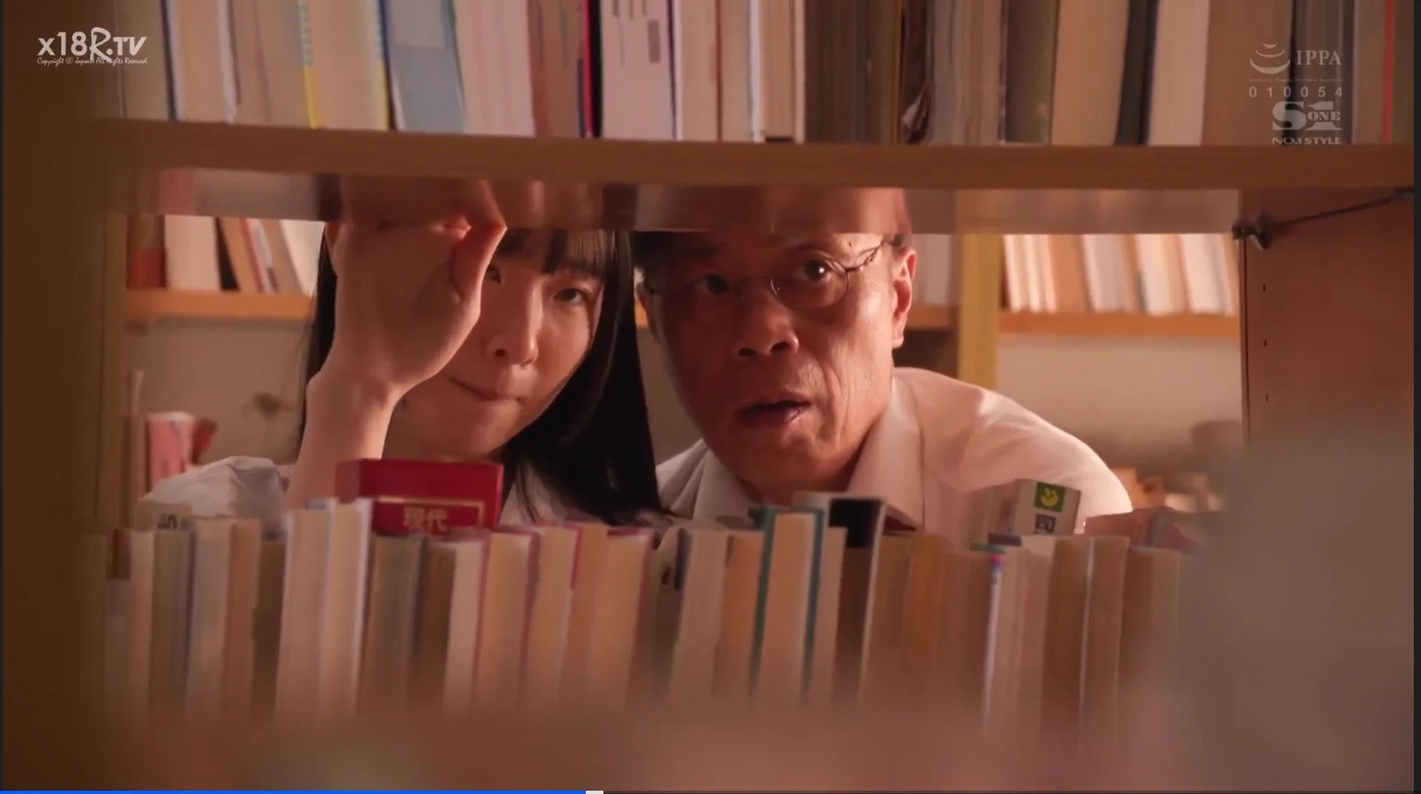 我很少看少女题材的作品。但这一部真的太好看了。必须推荐给各位X友们。这部作品的女主角是个学生。男主角是她的老师。师生纠葛题材。本作品最牛逼的地方有两点。第一，女主角极度清纯。女主角谈不上漂亮，但她很少女，像传统印象里的清纯校花。这个很难得。因为现在的很多女孩子年纪轻轻就搞的太成熟，太性感，独独缺失了一种少女的清纯感。在我青春期的时候，还没有医美，没有化妆，没有丝袜和擦边文化。女孩子的魅力就是靠五官，靠眼神，靠一颦一笑的魅力。那时候，清纯感是个稀缺玩意儿。清纯是一种难得的美。而清纯的少女就像青苹果一样，对于成熟男性尤其是一种诱惑。这个女主角很好地表现了传统社会里少女的清纯感。非常耐人品味。第二，女主角极度反差。男人为什么喜欢少妇？不光是因为喜欢女人的成熟感，也是因为喜欢女人淫荡。而清纯的妹妹一旦淫荡起来，反差感就是绝杀。淫荡娇羞的表情，白白嫩嫩的屁股，少女一样的身体，可以让男性征服欲爆棚。我不认识这个女优，但她真的很适合学生装。每一套都很好看。清纯+反差，非常致命。图我就不多放了。大家自己去欣赏吧。