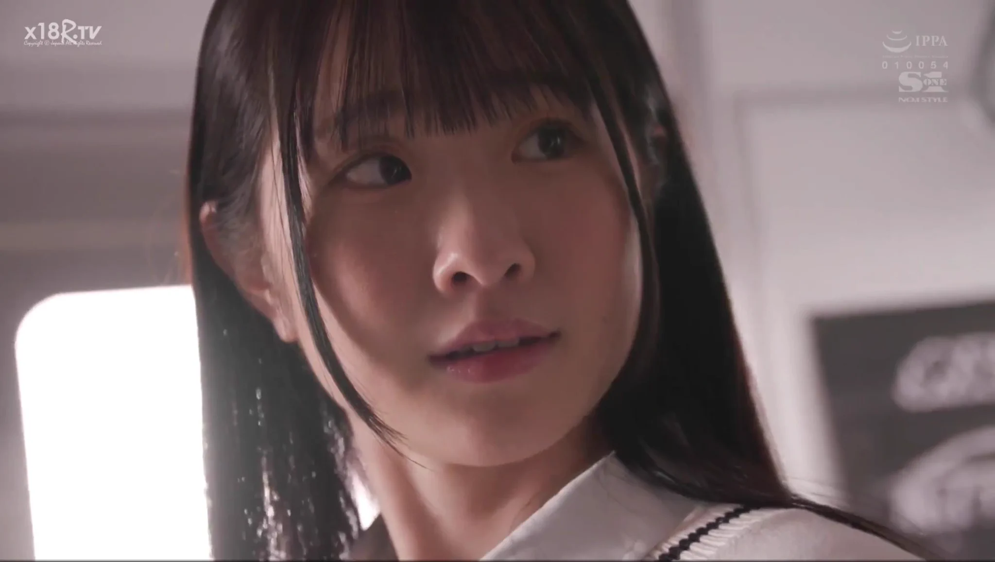 我很少看少女题材的作品。但这一部真的太好看了。必须推荐给各位X友们。这部作品的女主角是个学生。男主角是她的老师。师生纠葛题材。本作品最牛逼的地方有两点。第一，女主角极度清纯。女主角谈不上漂亮，但她很少女，像传统印象里的清纯校花。这个很难得。因为现在的很多女孩子年纪轻轻就搞的太成熟，太性感，独独缺失了一种少女的清纯感。在我青春期的时候，还没有医美，没有化妆，没有丝袜和擦边文化。女孩子的魅力就是靠五官，靠眼神，靠一颦一笑的魅力。那时候，清纯感是个稀缺玩意儿。清纯是一种难得的美。而清纯的少女就像青苹果一样，对于成熟男性尤其是一种诱惑。这个女主角很好地表现了传统社会里少女的清纯感。非常耐人品味。第二，女主角极度反差。男人为什么喜欢少妇？不光是因为喜欢女人的成熟感，也是因为喜欢女人淫荡。而清纯的妹妹一旦淫荡起来，反差感就是绝杀。淫荡娇羞的表情，白白嫩嫩的屁股，少女一样的身体，可以让男性征服欲爆棚。我不认识这个女优，但她真的很适合学生装。每一套都很好看。清纯+反差，非常致命。图我就不多放了。大家自己去欣赏吧。
