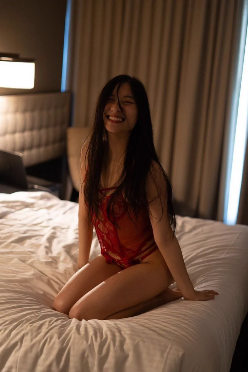 反差大美妞充满享受地舔着主人的鸡巴，迷离的眼神给你盯射了吗？💌：@SexytoBaby @SexytoLady @SexytoDoll @SexytoGirl https://t.co/qeYLoaqNf7