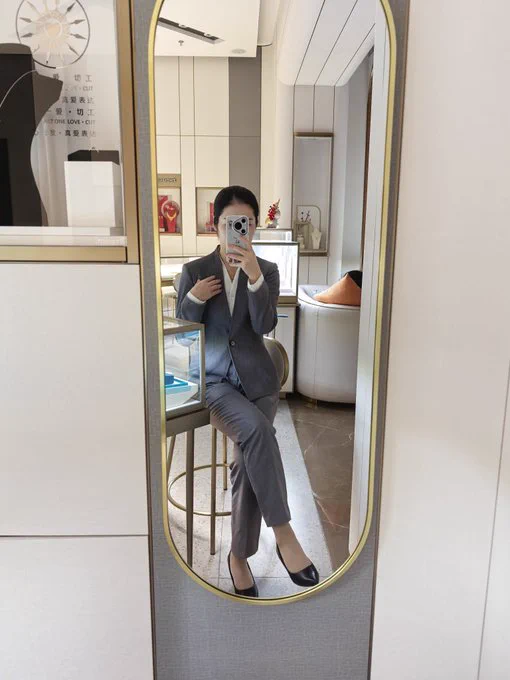 午休时，我总会在车里寻找片刻宁静，外面是热闹的世界，里面却是一份隐秘的自慰。90后的我，有着生活中的多重身份，但总觉得缺少一个成熟稳重的男人，能在我忙碌的生活中带来一丝不同的平衡。 如果你懂得生活的节奏，并且有想要相识的意愿，不妨给我一条信息。 https://t.co/cHUBXnp2cG