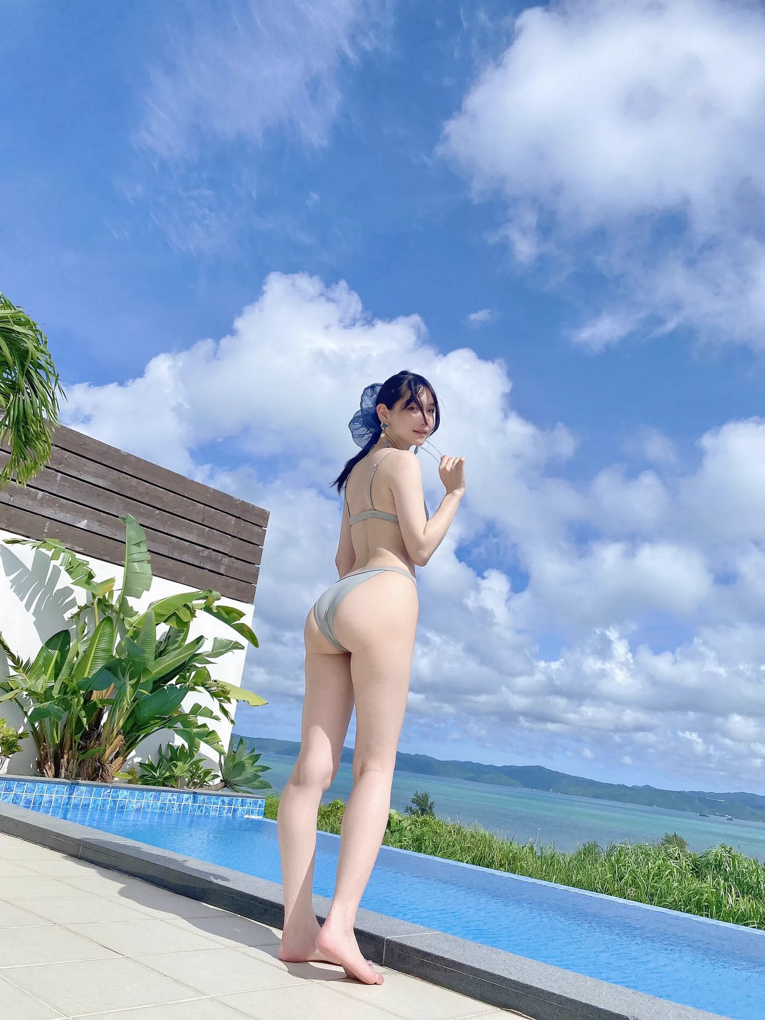 @R_Ap8_ お誕生日おめでとうございます。見返り美人が本当に似合う人で、今年最高の写真は一枚目です。今年発売の写真集は家宝にしてます。ずっと応援してます。#あまつ様生誕祭 #あまつ様#あまつまりな https://t.co/2Fa7ZTHEvx