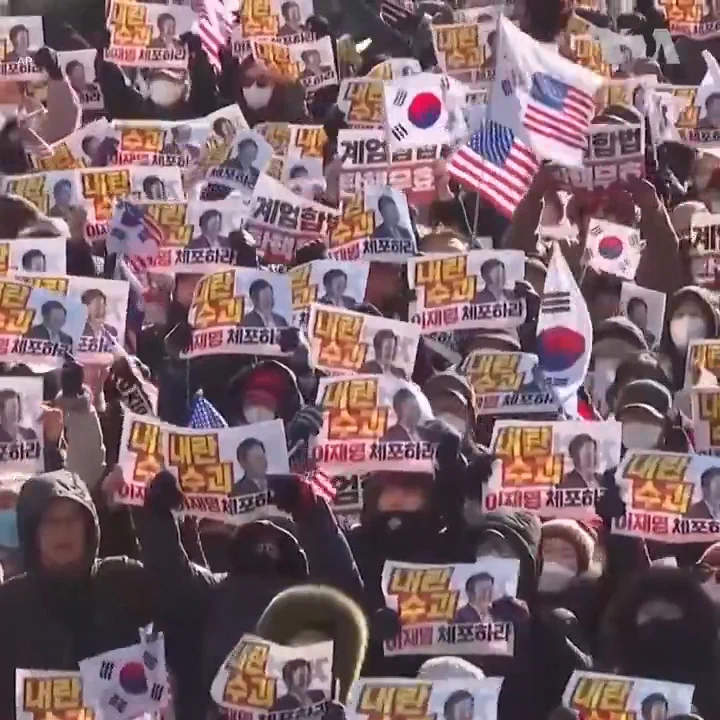 韩国代理总统韩悳洙被弹劾后，前总统尹锡悦的支持者和批评者28日在首尔都举行了集会。韩国国会27日弹劾了韩悳洙。尹熙悦的支持者批评反对党弹劾韩德洙。 反对尹锡悦的民众则批评韩悳洙和执政党袒护尹锡悦并要求现任代总统崔相穆尽快任命宪法法院法官。 更多：https://t.co/0TTL14yzJc https://t.co/HSVjyRfBC0