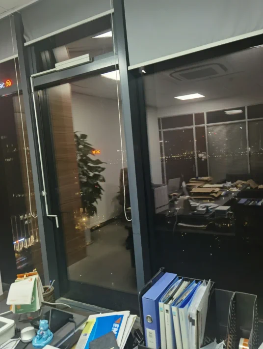 好烦，又加班到很晚我搭上空荡地铁已是末班.... https://t.co/IwgwrvOabQ