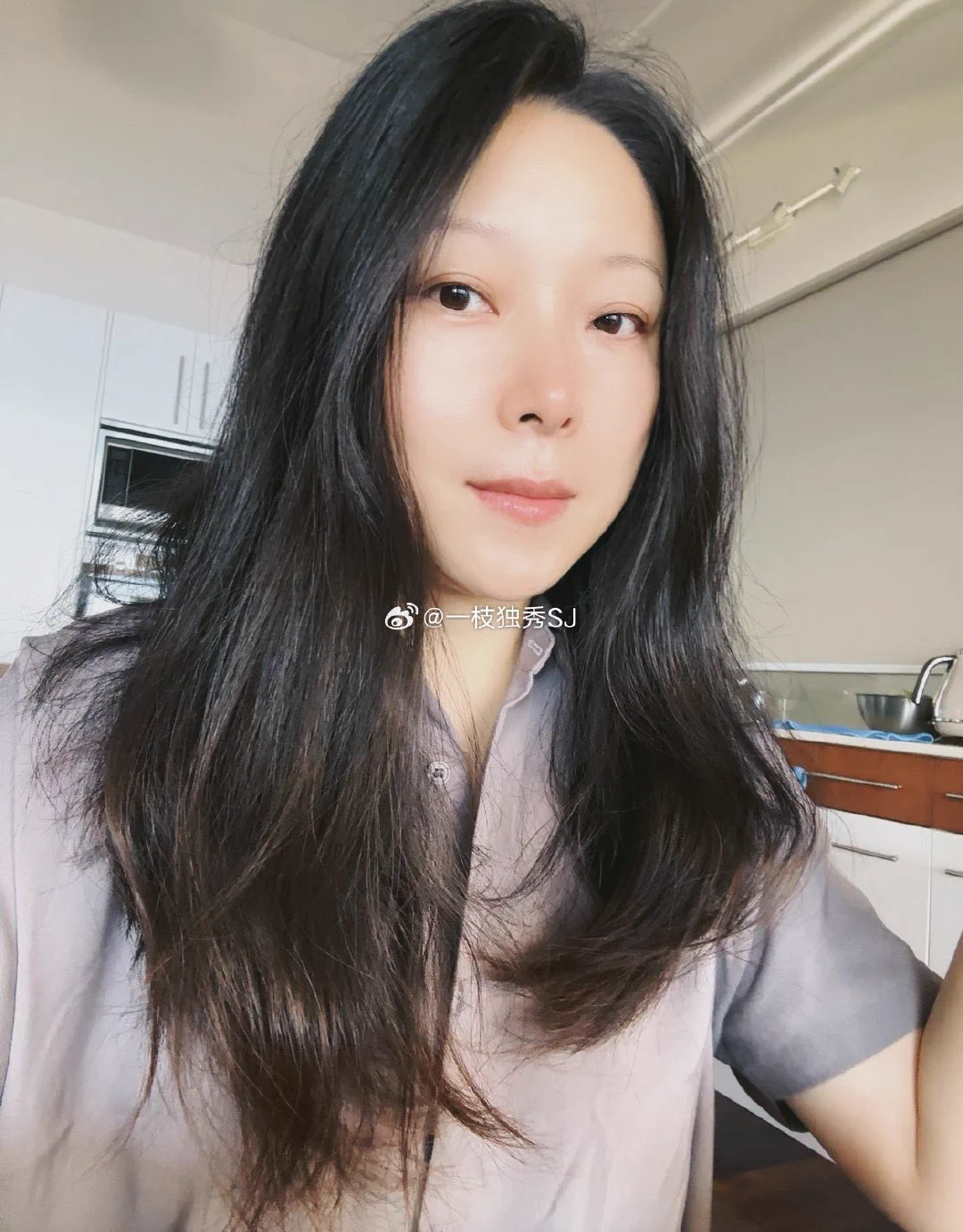 头发披着和扎起来哪个好看点？ https://t.co/UBbVaFtyqt