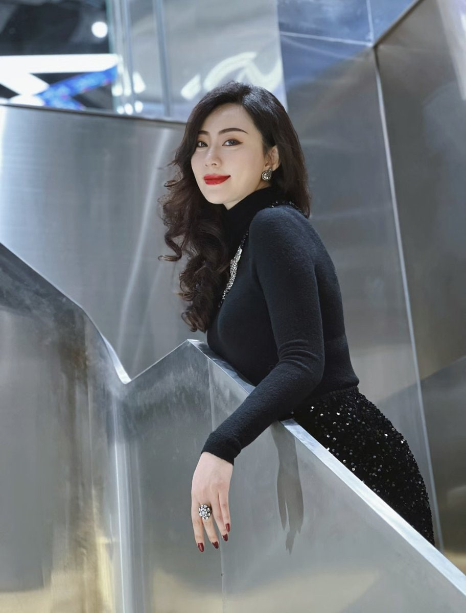 周末属于自己的时间约男同事一起去商场偶遇，特地穿了性感的吊带花纹黑丝，但是好像被放鸽子了，有推友偶遇吗...... https://t.co/A90W6ivDin