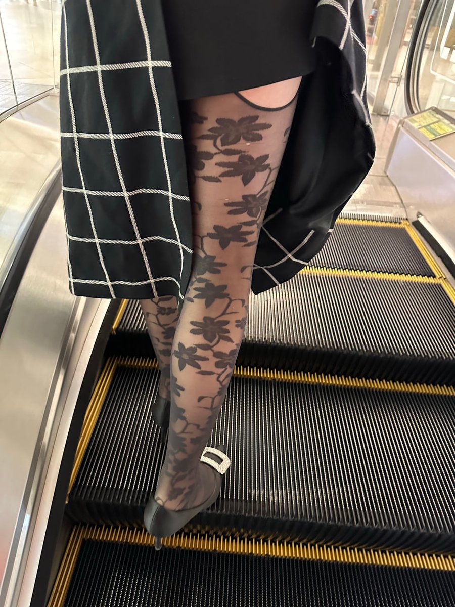 周末属于自己的时间约男同事一起去商场偶遇，特地穿了性感的吊带花纹黑丝，但是好像被放鸽子了，有推友偶遇吗...... https://t.co/A90W6ivDin