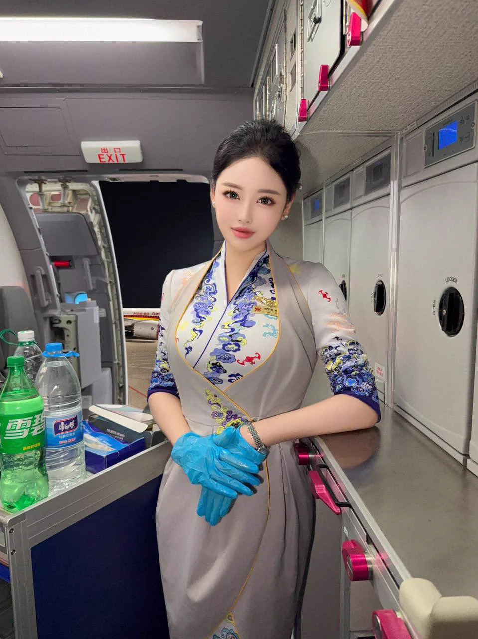 #广州🌹空姐 海航在飞空姐（有服有证件🪪）🍃•全身0⃣️整 🈚️纹身 不吸烟🚬🍃• 𝐇𝐞𝐢𝐠𝐡𝐭身高/178🍃• 𝐁𝐮𝐬𝐭胸围/天然D（真🐻）🍃•Age年龄/ 99年🍃•Skin 皮肤/冷白皮（雪白）WX：feng8811a：。 🐧：462340287: ✈️： https://t.co/KWxp4NKLDN https://t.co/TDhpMwqiJe