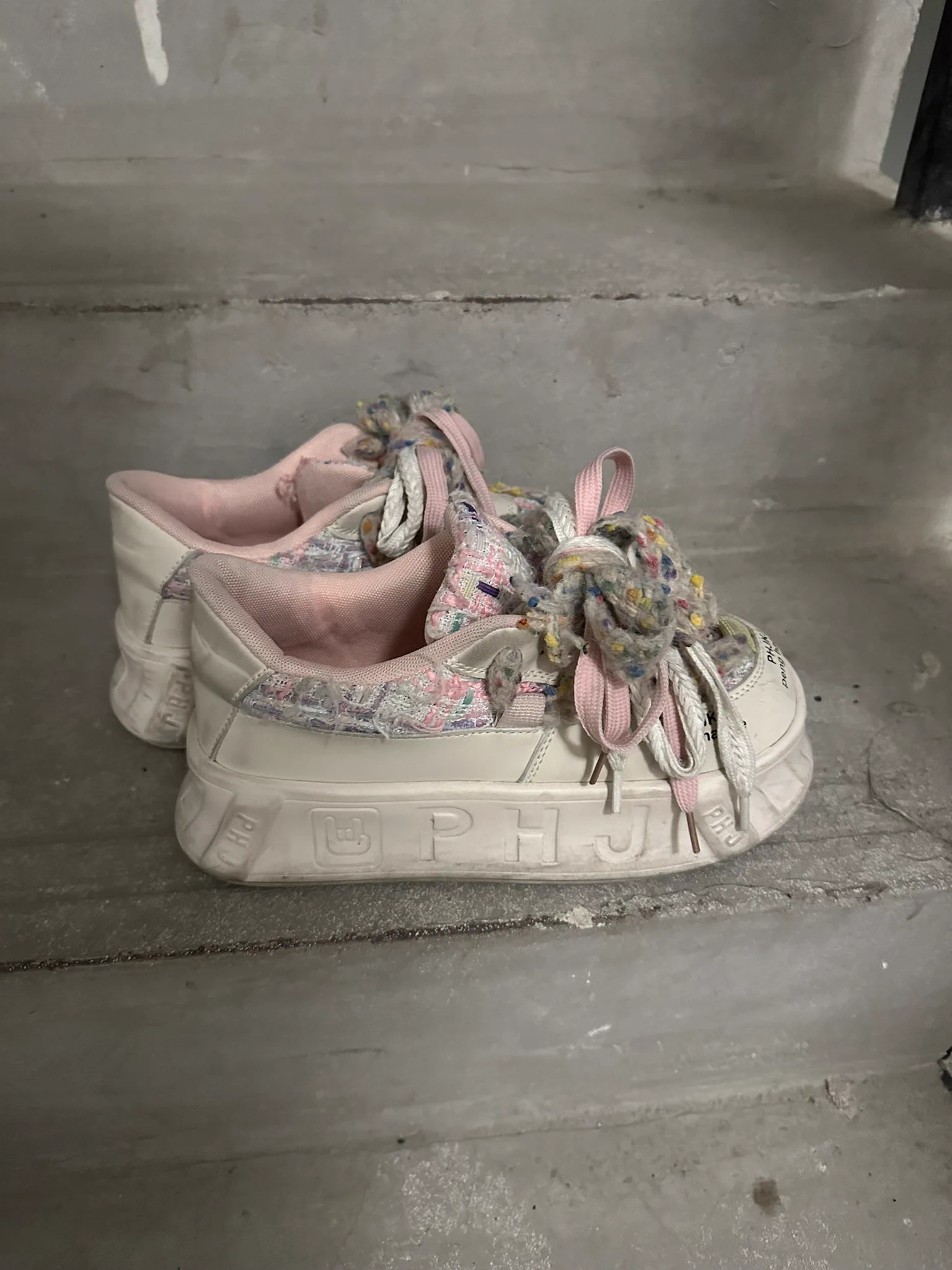 高中小妹妹回访。 虽然你把鞋放到鞋盒里了，但还是逃不过被射的命运。穿到发黑的鞋垫完全和你少女的外表形成反差， 再穿出去时，要多走些路，好好把石楠花味浸入脚丫 #原味 #扫楼打胶 #恋物癖 https://t.co/flPW3577ba