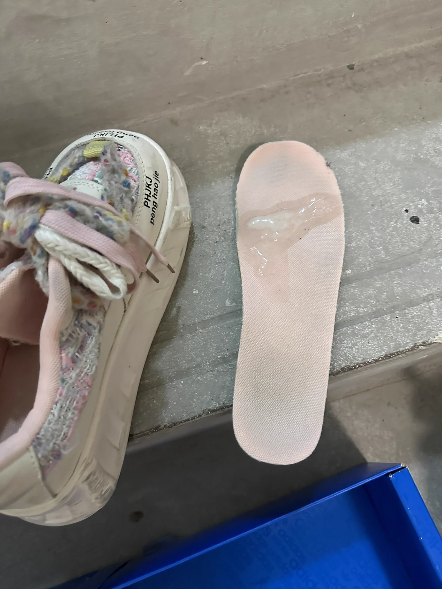 高中小妹妹回访。 虽然你把鞋放到鞋盒里了，但还是逃不过被射的命运。穿到发黑的鞋垫完全和你少女的外表形成反差， 再穿出去时，要多走些路，好好把石楠花味浸入脚丫 #原味 #扫楼打胶 #恋物癖 https://t.co/flPW3577ba